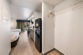 Suburban Studios Williamsburg Central