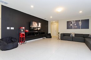 Beautiful 6 Bedroom Home w/ Private Pool and Spa at Windsor Island