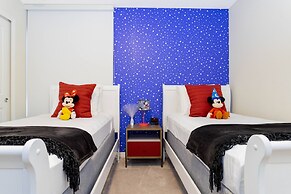 Beautiful 6 Bedroom Home w/ Private Pool and Spa at Windsor Island