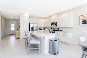 Gorgeous 8 Bedroom Single Home With Private Pool -ec7724