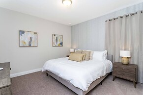 Gorgeous 8 Bedroom Single Home With Private Pool -ec7724