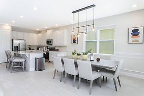 Gorgeous 8 Bedroom Single Home With Private Pool -ec7724