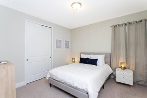 Gorgeous 8 Bedroom Single Home With Private Pool -ec7724