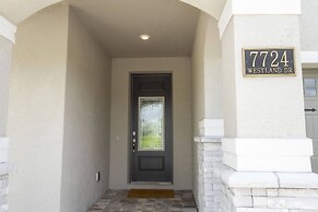 Gorgeous 8 Bedroom Single Home With Private Pool -ec7724