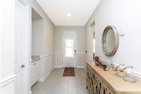 Gorgeous 8 Bedroom Single Home With Private Pool -ec7724