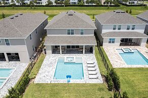 Gorgeous 8 Bedroom Single Home With Private Pool -ec7724