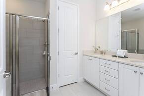 Gorgeous 8 Bedroom Single Home With Private Pool -ec7724