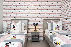 Gorgeous 8 Bedroom Single Home With Private Pool -ec7724