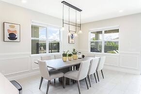 Gorgeous 8 Bedroom Single Home With Private Pool -ec7724