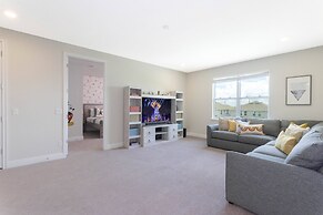 Gorgeous 8 Bedroom Single Home With Private Pool -ec7724