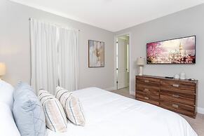 Gorgeous 8 Bedroom Single Home With Private Pool -ec7724