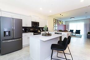 Cozy Retreat Near Disney: Apartment With Amenities