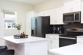 Cozy Retreat Near Disney: Apartment With Amenities
