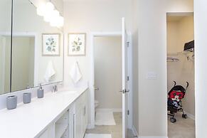 Cozy Retreat Near Disney: Apartment With Amenities