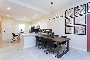 Cozy Retreat Near Disney: Apartment With Amenities