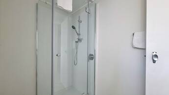 Lovely 2- Bedroom Unit with Free Parking