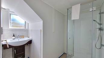 Lovely 2- Bedroom Unit with Free Parking