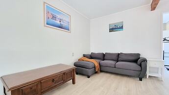 Lovely 2- Bedroom Unit with Free Parking