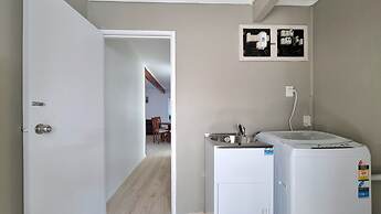 Lovely 2- Bedroom Unit with Free Parking
