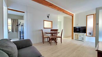 Lovely 2- Bedroom Unit with Free Parking