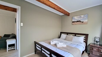 Lovely 2- Bedroom Unit with Free Parking