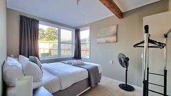 Lovely 2- Bedroom Unit with Free Parking