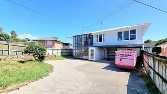 Lovely 2- Bedroom Unit with Free Parking