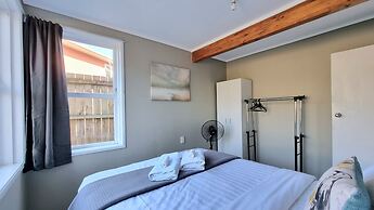 Lovely 2- Bedroom Unit with Free Parking