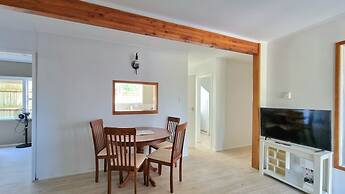 Lovely 2- Bedroom Unit with Free Parking