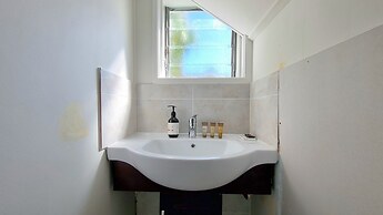 Lovely 2- Bedroom Unit with Free Parking