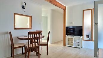 Lovely 2- Bedroom Unit with Free Parking