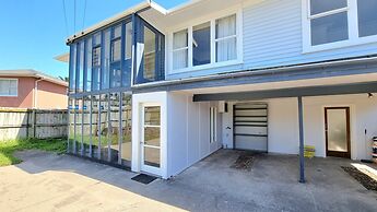 Lovely 2- Bedroom Unit with Free Parking