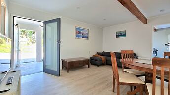 Lovely 2- Bedroom Unit with Free Parking