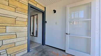 Lovely 2- Bedroom Unit with Free Parking