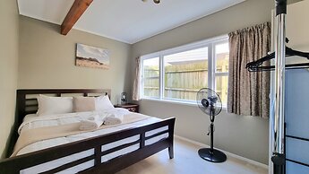 Lovely 2- Bedroom Unit with Free Parking