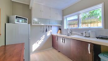 Lovely 2- Bedroom Unit with Free Parking