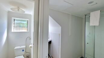 Lovely 2- Bedroom Unit with Free Parking