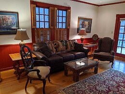 Southern Charm Riverside 4 Bedroom Home by RedAwning