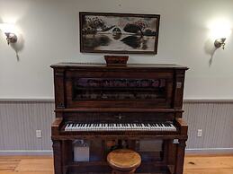 Southern Charm Riverside 4 Bedroom Home by RedAwning