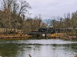 Southern Charm Riverside 4 Bedroom Home by RedAwning