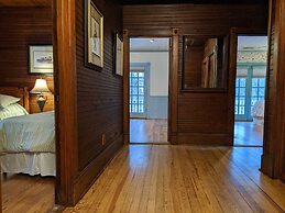 Southern Charm Riverside 4 Bedroom Home by RedAwning