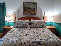 Southern Charm Riverside 4 Bedroom Home by RedAwning