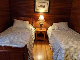 Southern Charm Riverside 4 Bedroom Home by RedAwning