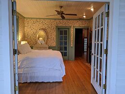 Southern Charm Riverside 4 Bedroom Home by RedAwning