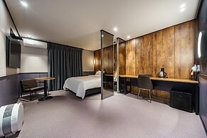 Brown-Dot Hotel Geomdan