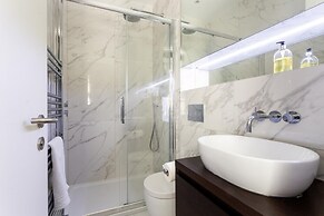 NEW Stunning 5BD Kensington House