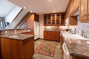 17 Vail Road Condos 5 Minute Walk to Vail Village and Gondola One by R