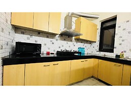 Olive Service Apartment Near Artemis