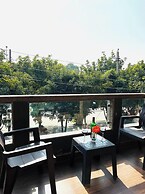 Olive Service Apartment Near Artemis