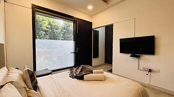 Olive Service Apartment Near Artemis